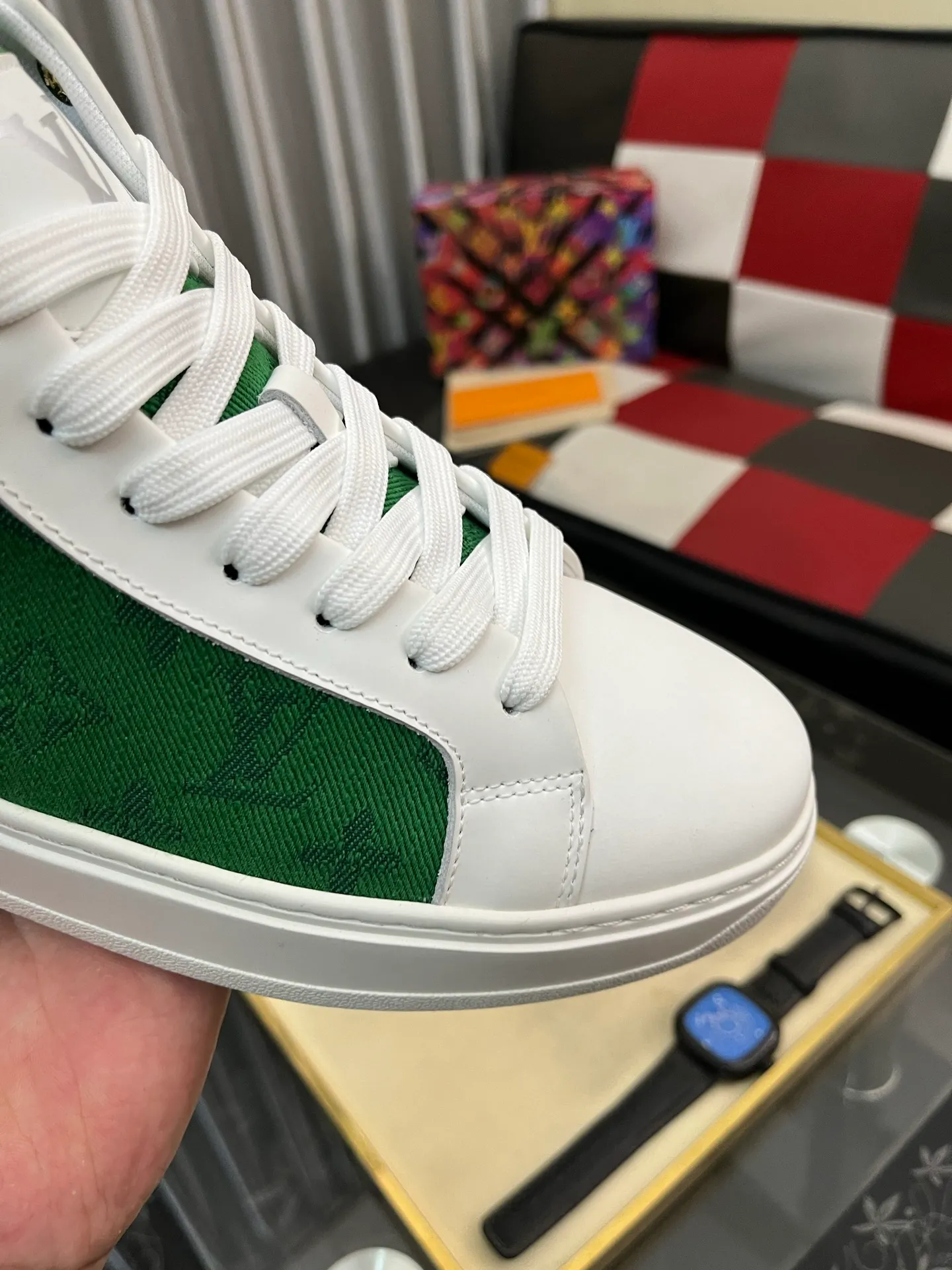 Men's shoes 💰: 560⌚️⌚️ Louis vuitton/LV Louis Vuitton 》Original quality.~ Unique modern style sneakers. 🏃A must-have casual shoe for trendy men😍😍 Original brand imported from Italy, imported original leather, sheep lining (refuses to discolor and grind feet) Sole: Original sole provided by the original factory, French lazy style design ⚠️Fit to the feet, original quality, super comfortable original sole. Code number: 38-444⃣️Color optional